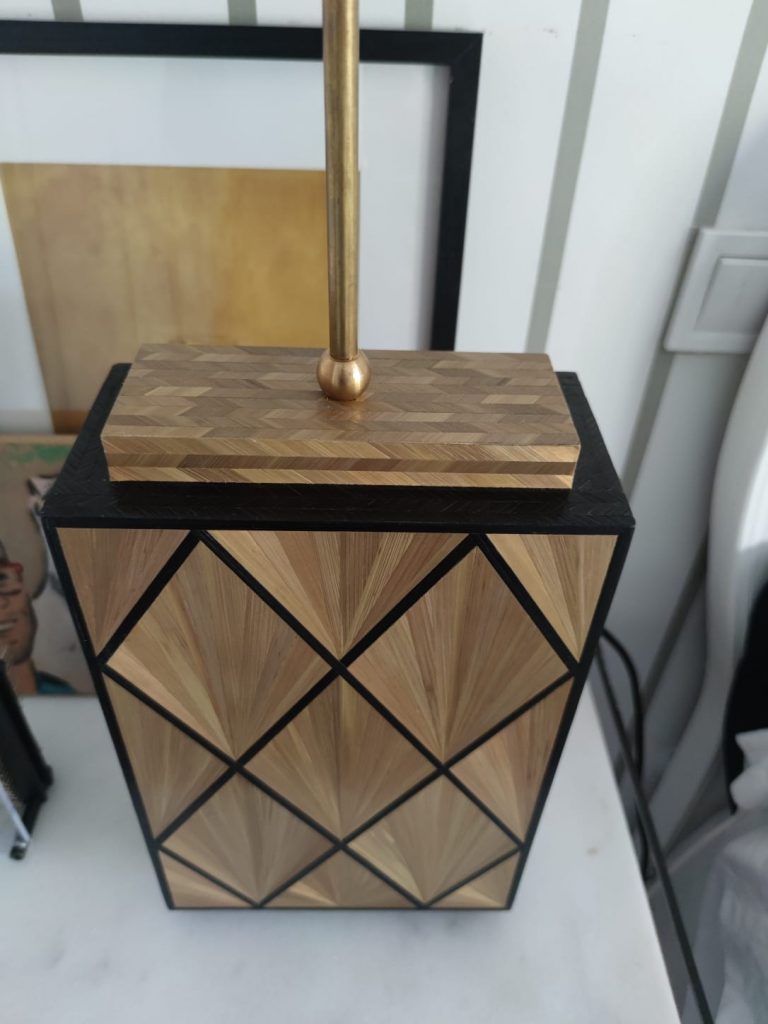 Pie de lámpara, realizar con paja de centeno oro viejo y negra, siguiendo un patrón geométrico y con un añadido superior realizado en espiga de 0,8cm de ancho. 
